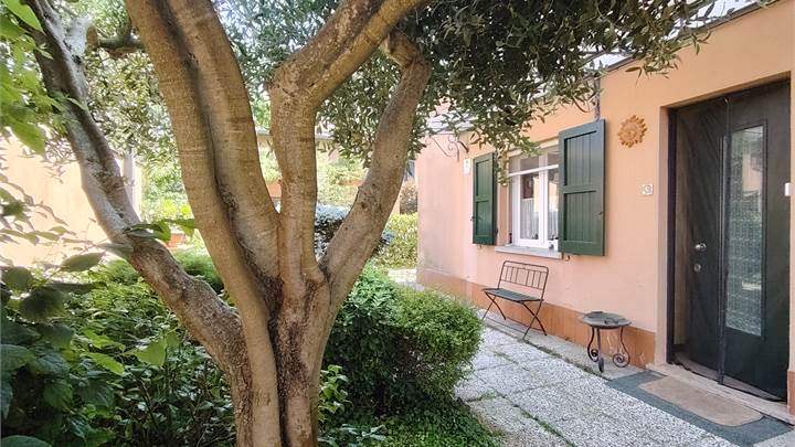 GRANAROLO FRAZIONE LOVOLETO PRESTIGIOSA BIFAMIGLIARE DI 160 MQ con giardino privato su tre lati.