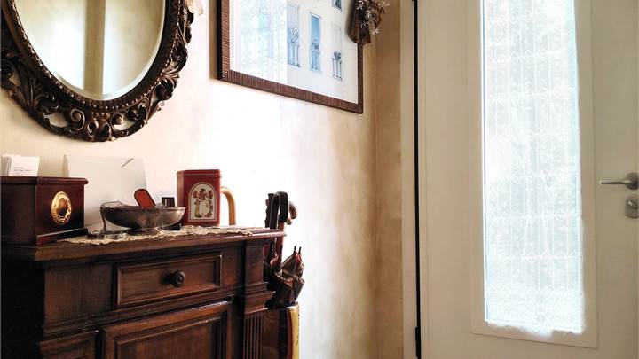 GRANAROLO FRAZIONE PRESTIGIOSA BIFAMIGLIARE DI 160 MQ con giardino privato su tre lati.